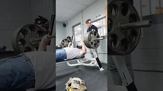 405lbs Raw bench, Crazy 🤪 old man