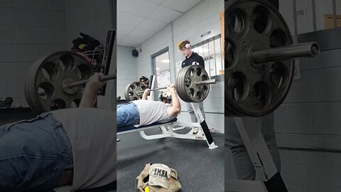 405lbs Raw bench, Crazy 🤪 old man