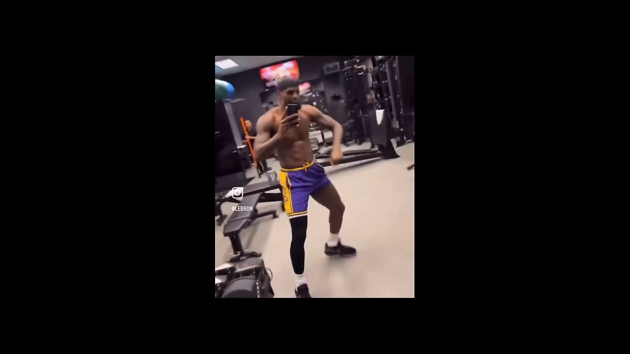 LEBRON JAMES IN GYM BEING GOOFYY LMAOOOO