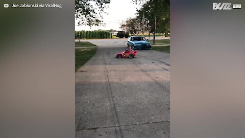 Cette voiturette est une machine à dérapages!