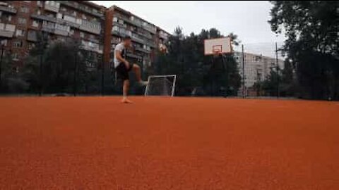 Cet homme marque un incroyable panier avec ses pieds