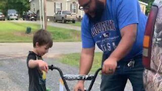 Homens do lixo oferecem bicicleta nova a menino