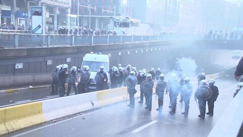 Belgium: Riot police use water cannons to disperse anti-COVID restrix protesters in Brussels