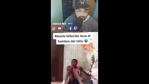 Abuela Fallecida Toca El Hombro Del Niño