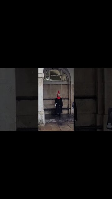 kings guard shouts stand clear of the arches They jump #thekingsguard