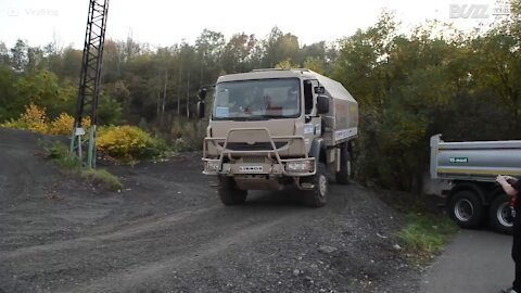 Il camion che può scalare ripide montagne!