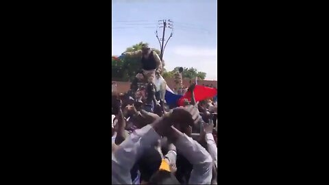 Proud people in Niger are showing the World how much they hate France by looting French Embassy.