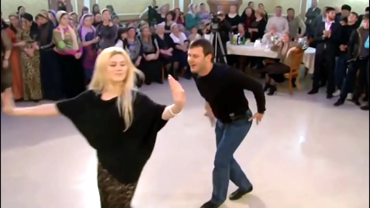 Наслаждайтесь красотой и грацией танцев лезгинок в этом захватывающем видео!