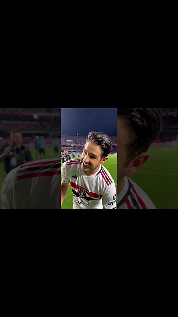 Alexandre Pato comemorando o seu gol e a vitória contra o Santos por 4x1