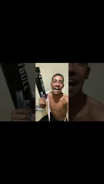 MC Poze comemorando a Libertadores de 2022 do Flamengo