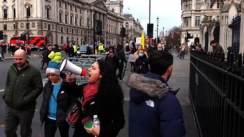 FEMALE PROTESTER SINGS FOR FREEDOM OUT SIDE PARLIMENT #worldwidefreedomrally