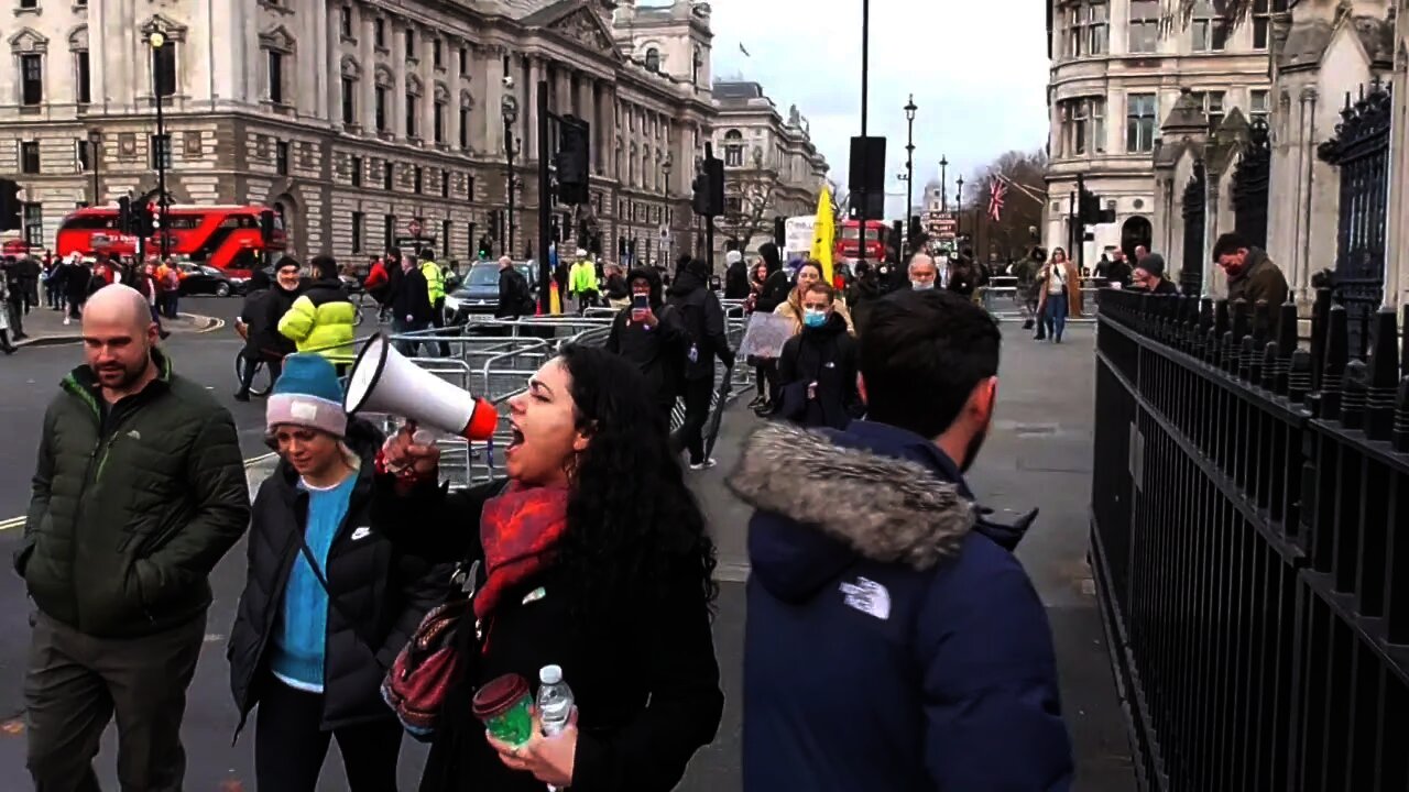 FEMALE PROTESTER SINGS FOR FREEDOM OUT SIDE PARLIMENT #worldwidefreedomrally