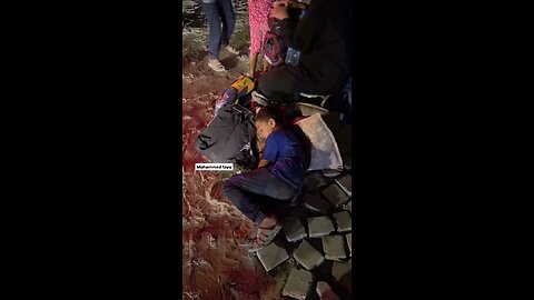 عائلات تفترش الطرقات بعد نزوحها من المناطق الشرقية لمدينة خانيونس جراء قصف الاحتلال المتواصل