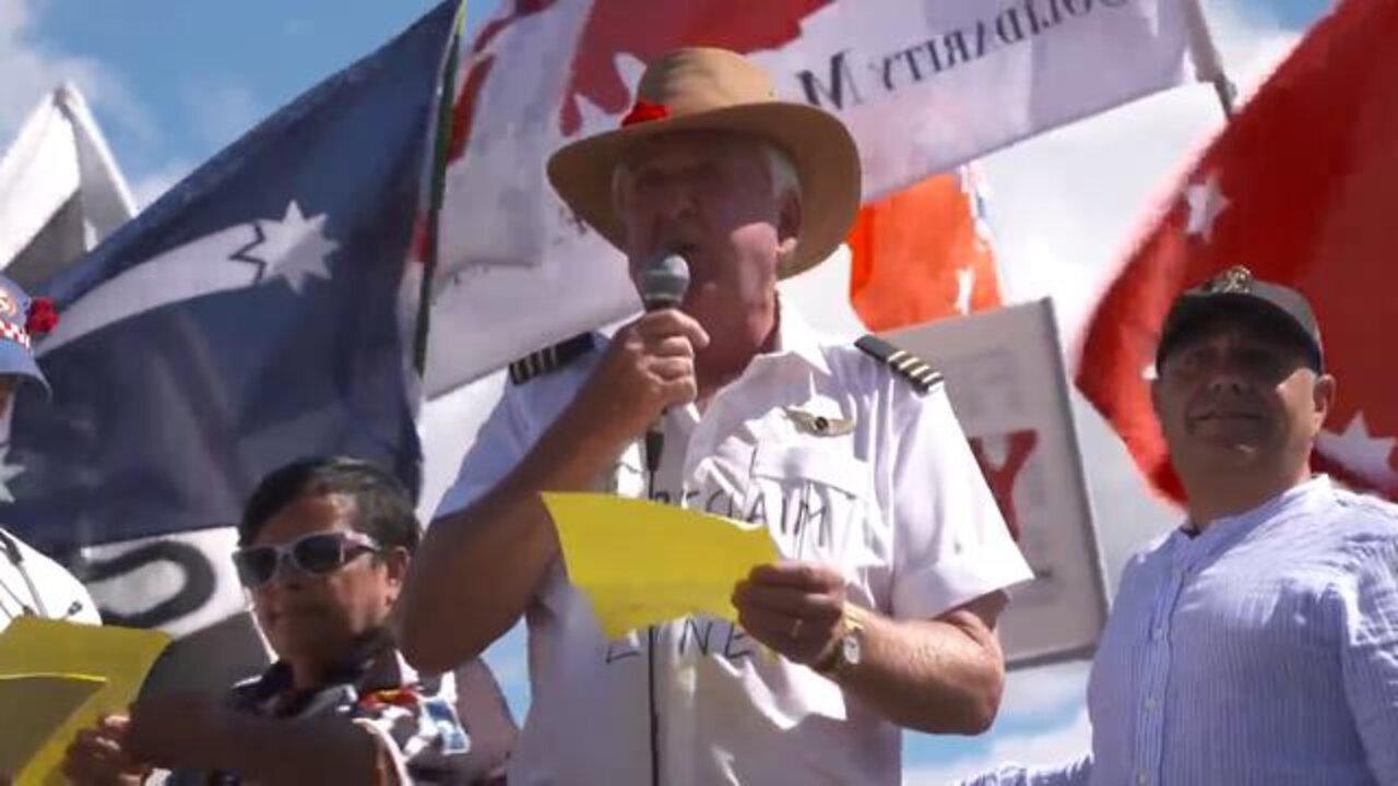 Australia | Craig Kelly MP and Captain Hood lead the people into Parliament!