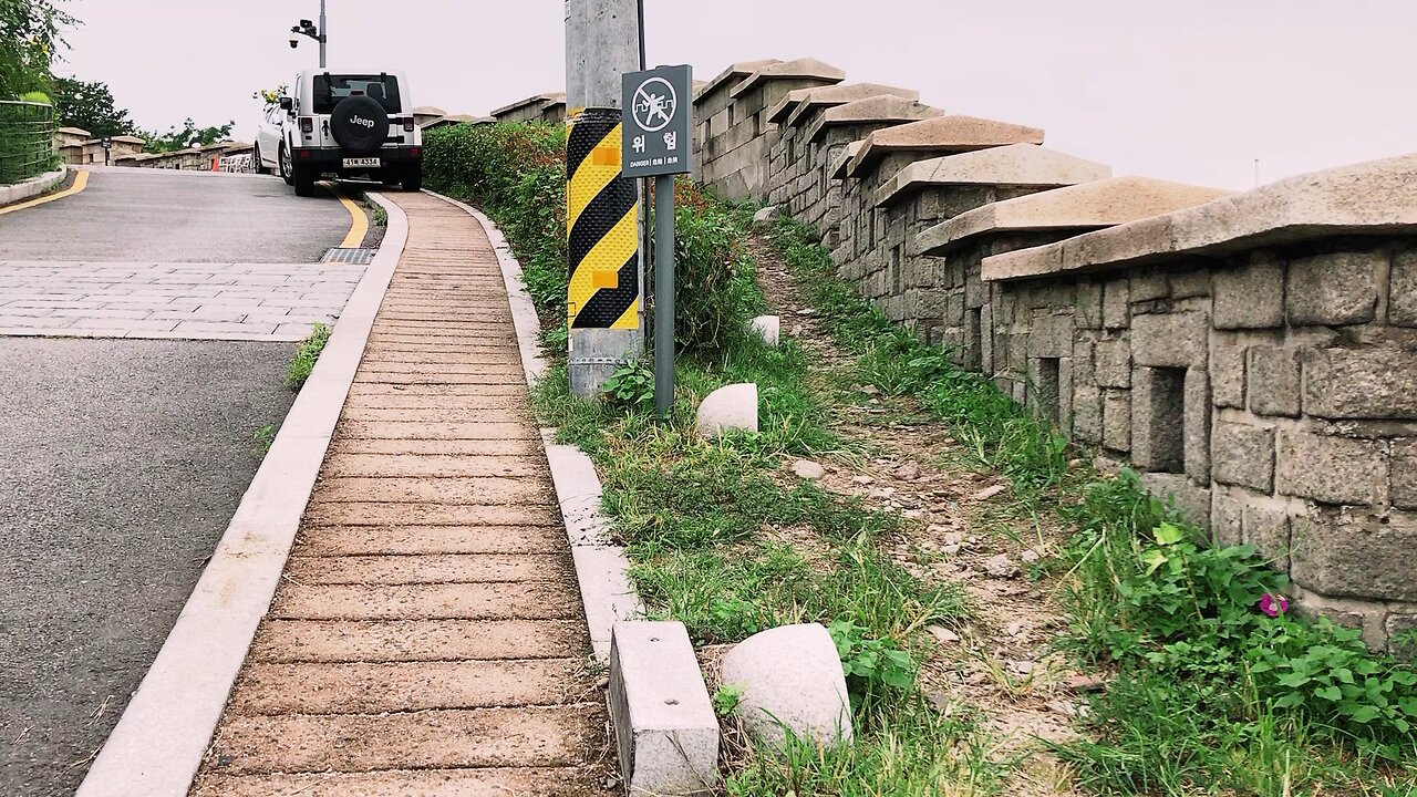 Hiking to the end of the wall at Seoul Korea