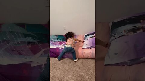 TODDLER GOES CRAZY OVER NEW DISNEY FROZEN BED! 🫨