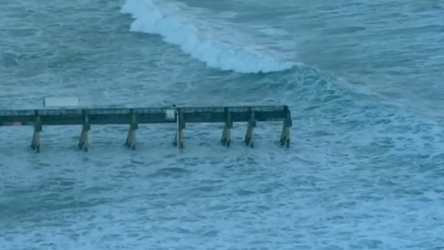 Waves hitting Bathtub Beach