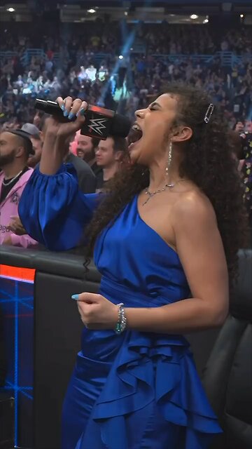 Here is your winner! 🙌 #Bayley #RoyalRumble