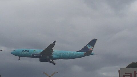 Airbus A321 PT-MXE vindo de Brasília e Airbus A330 PR-AIU vindo de Campinas