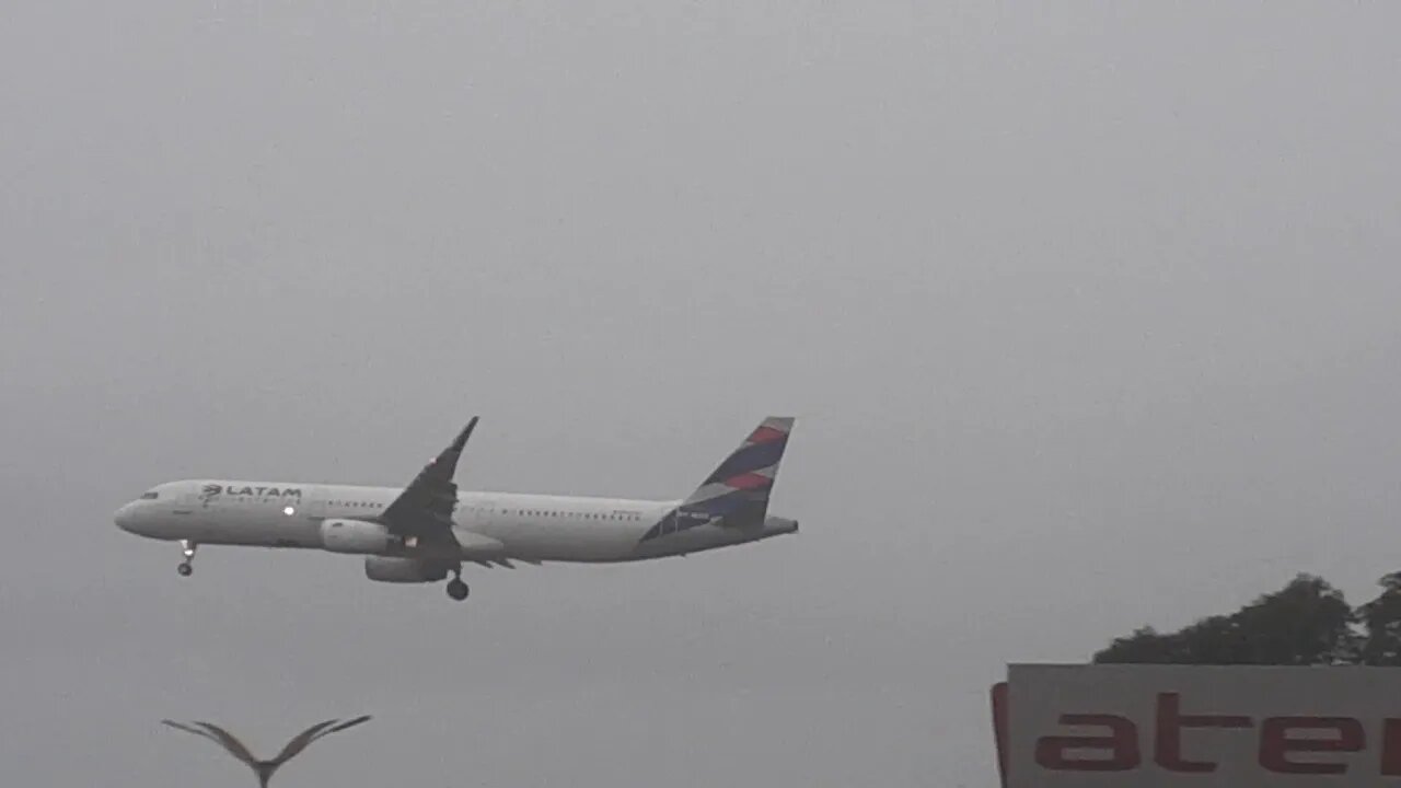 Airbus A321 PT-MXQ na aproximação final antes de pousar em Manaus vindo de Brasília