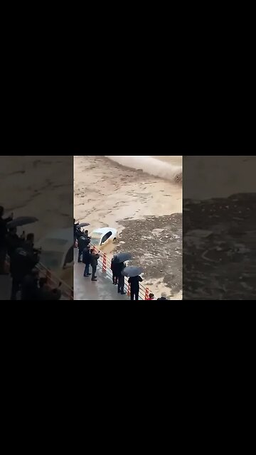 Massive floods hit Sanliurfa, Turkey - Streets turned into lake.