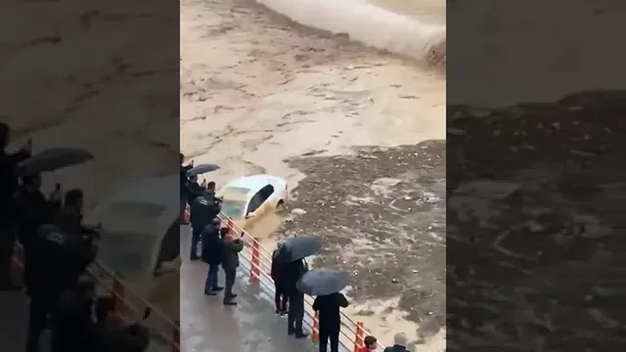 Massive floods hit Sanliurfa, Turkey - Streets turned into lake.