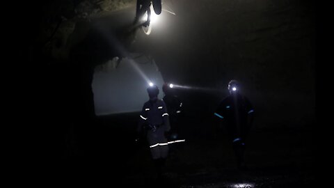 Zimbambwe - Harare - Two illegal Zimbabwean miners have died after the gold mine they were working in collapsed(Video) (4WR)