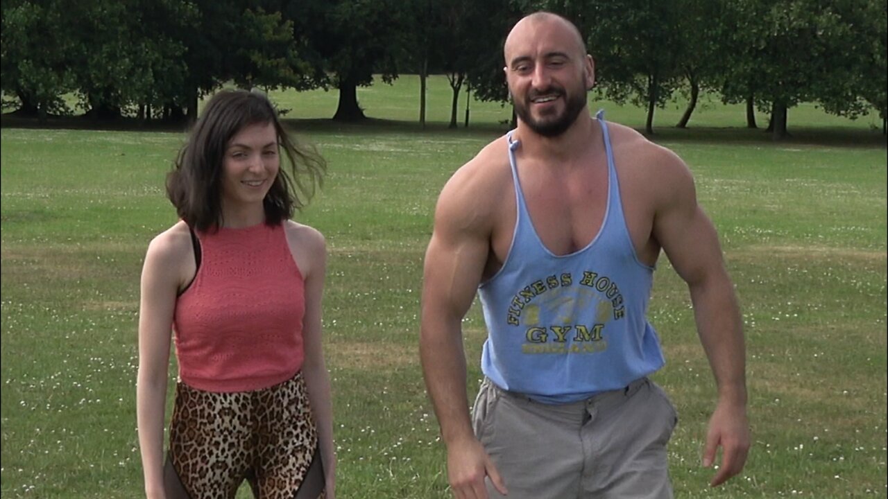 AMAZING MOMENT Bodybuilder Lifts Woman Overhead...with one hand!