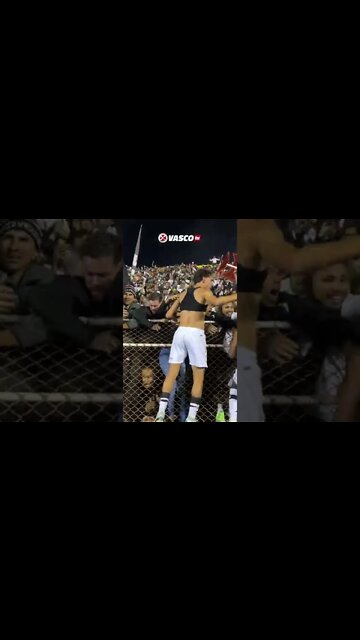 Jogadores do Vasco comemorando o acesso com a torcida