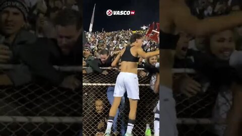 Jogadores do Vasco comemorando o acesso com a torcida