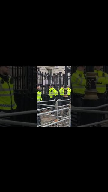 police guarding downing street gate's #metpolice