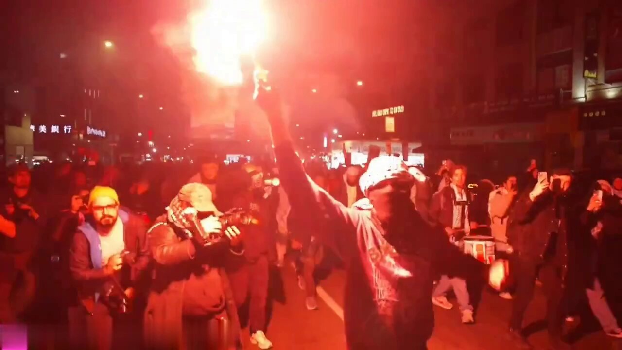 🚨BREAKING: Total chaos as NYPD tries to stop the unhinged mob Pro-Palestinian protesters Manhattan