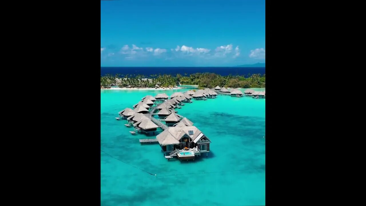 The comfortable villas of the InterContinental Resort Thalasso Bora Bora Hotel 5 *...