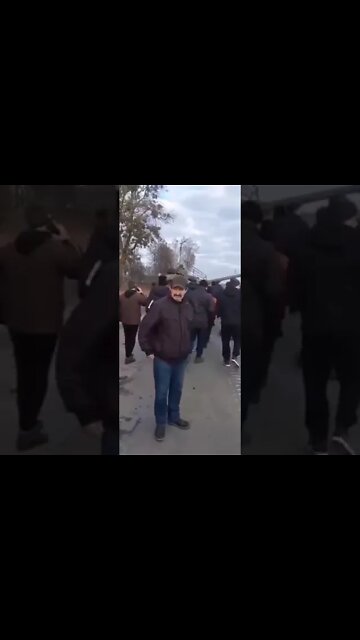 Ukraine Civilians and Police capture a Russian tank