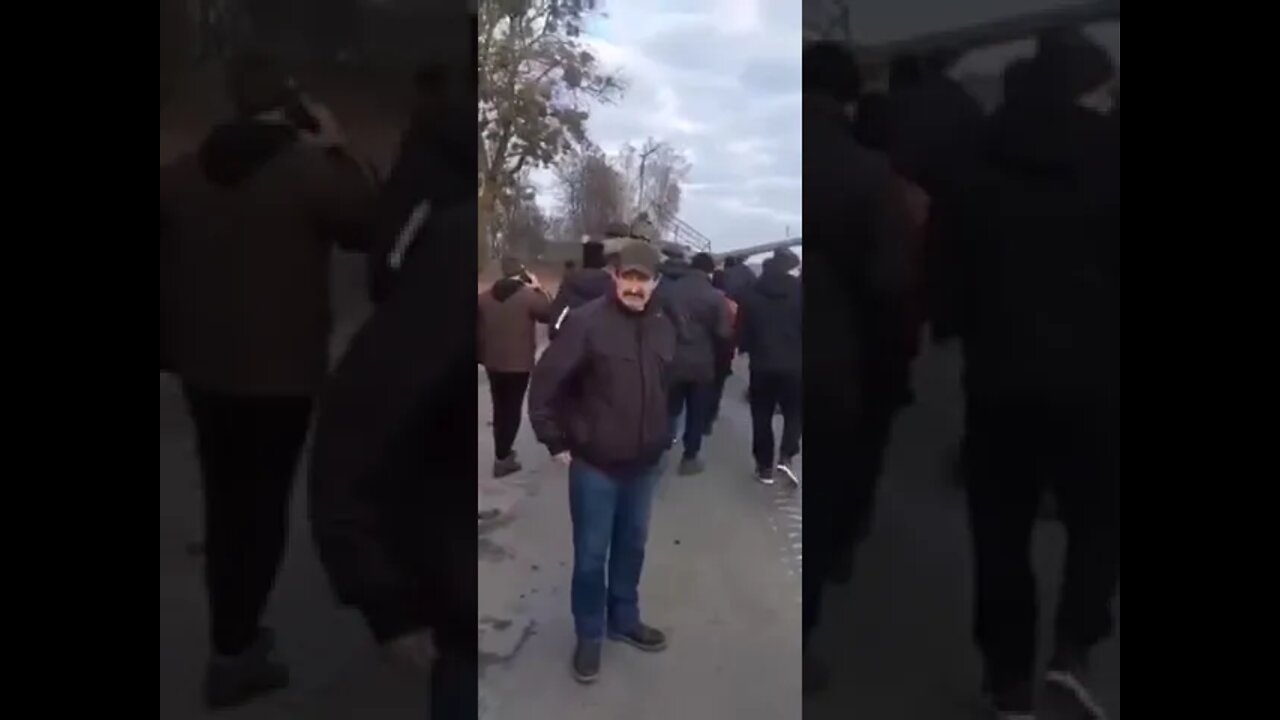 Ukraine Civilians and Police capture a Russian tank