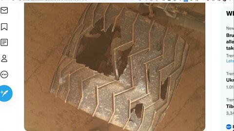 美國宇航局最近的圖像顯示，好奇號火星探測器失去了約 1/3 的一個輪子