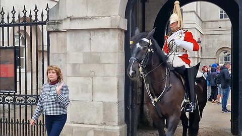 Daddy didn't like the kings guard telling his daughter to get back (or what) mouthy tourist