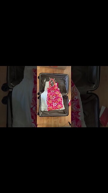 Pack with me for Hawaii 🌺 What is your "must have" when going on vacation? #shortsvlog