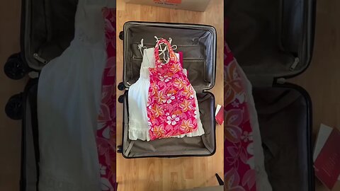 Pack with me for Hawaii 🌺 What is your "must have" when going on vacation? #shortsvlog