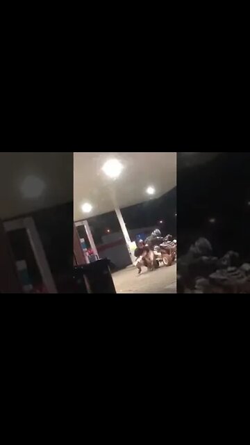 krass Quad Fahrer flieht vor Polizei und setzt sich allein durch pure Muskelkraft gegen zwei Beamt