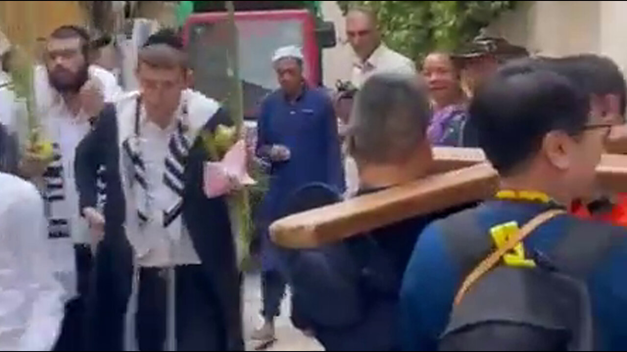Religious supremacists spitting in Jerusalem