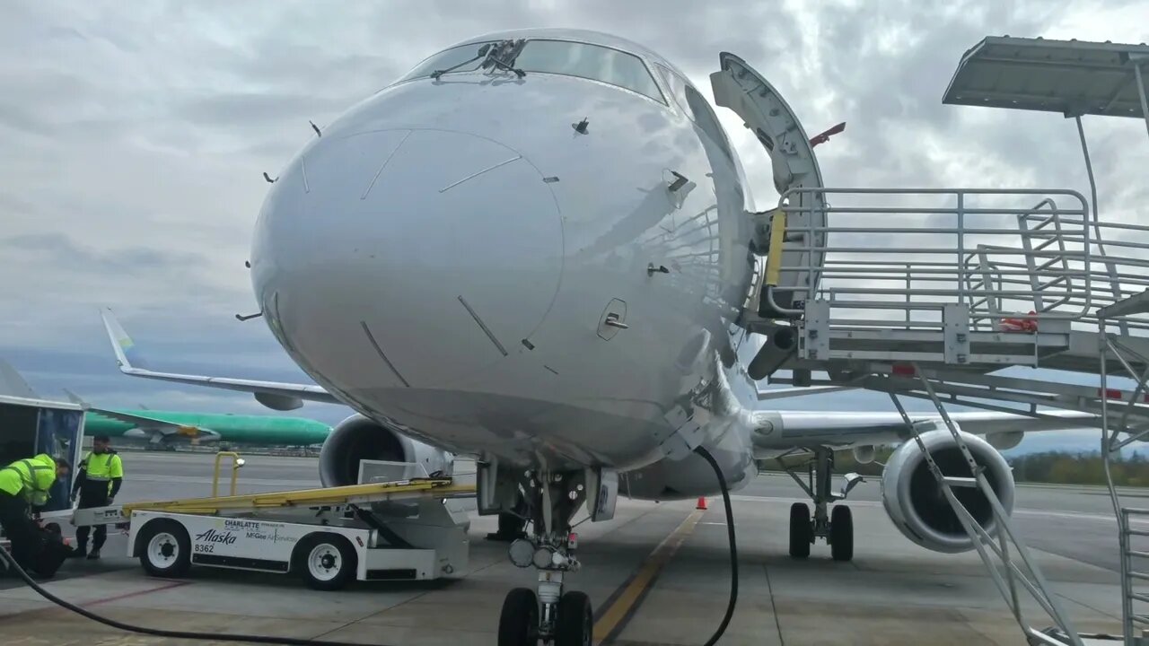 Alaska Airlines 2421 Los Angeles-Everett/Paine Field