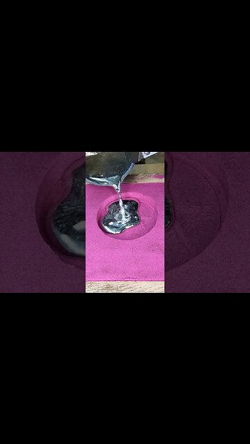 Pouring Molten Metal in Kids Play Sand #shorts#shortsfeed #kineticsand