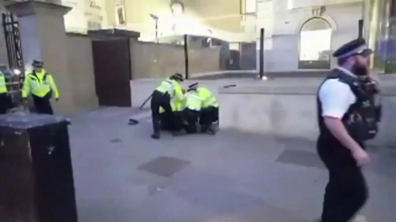 FOUR MALE POLICE OFFICERS TAKE DOWN ONE SMALL FEMALE PROTESTER 👮👮👮👮 😱😱😱😱😱😱😱#kierstarmer