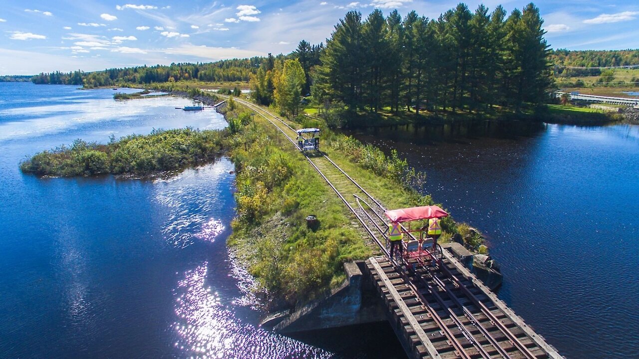 Cette piste de vélo sur des rails au Québec doit être sur ta «bucket list» du printemps