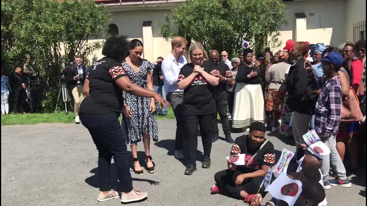 UPDATE 1 - Harry and Meghan touch down in Cape Town (ofe)