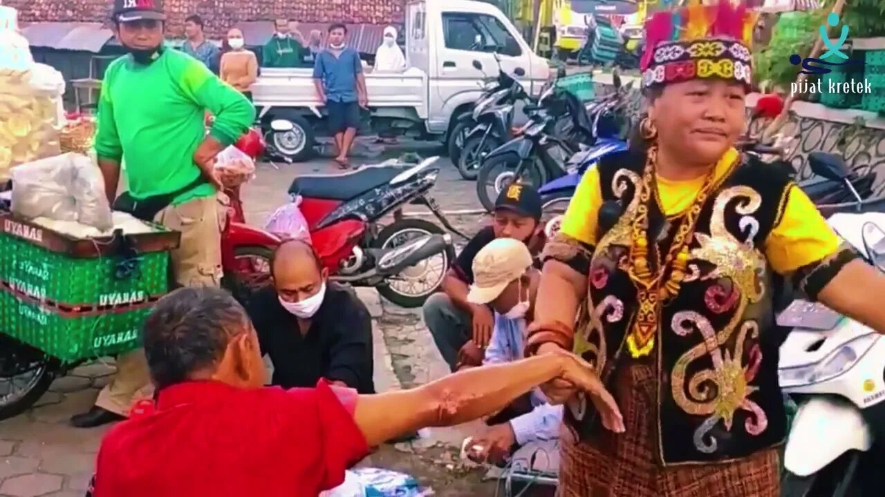 Pengobatan Ibu Ida Dayak, tangan bengkok yang kaku, sembuh seketika