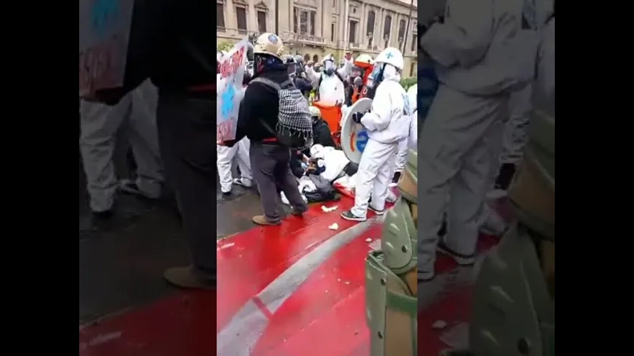 Video antifa desmiente que Carabineros no permitió ayudar a herida por antifas... 10 Oct. 2021