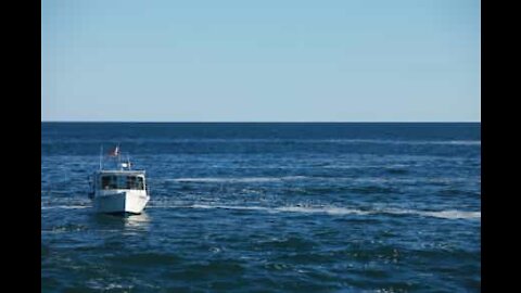 Un bateau à la dérive donne le tournis à ces jeunes filles!