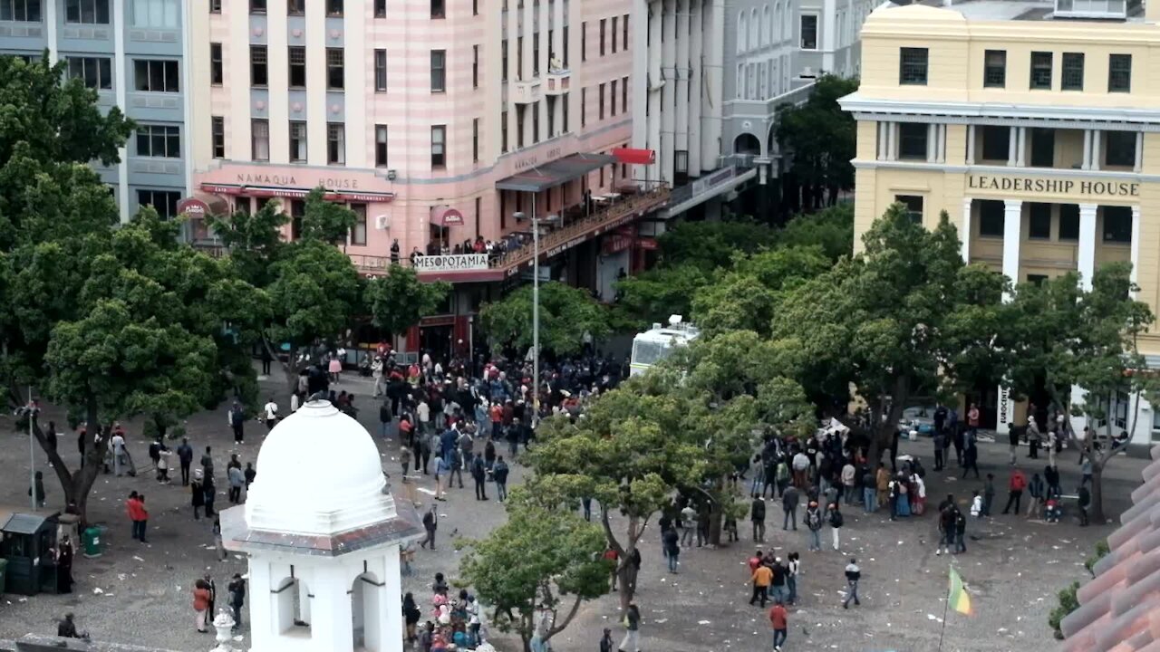 SOUTH AFRICA - Cape Town - Police disperse foreign national refugees (Video) (FCt)